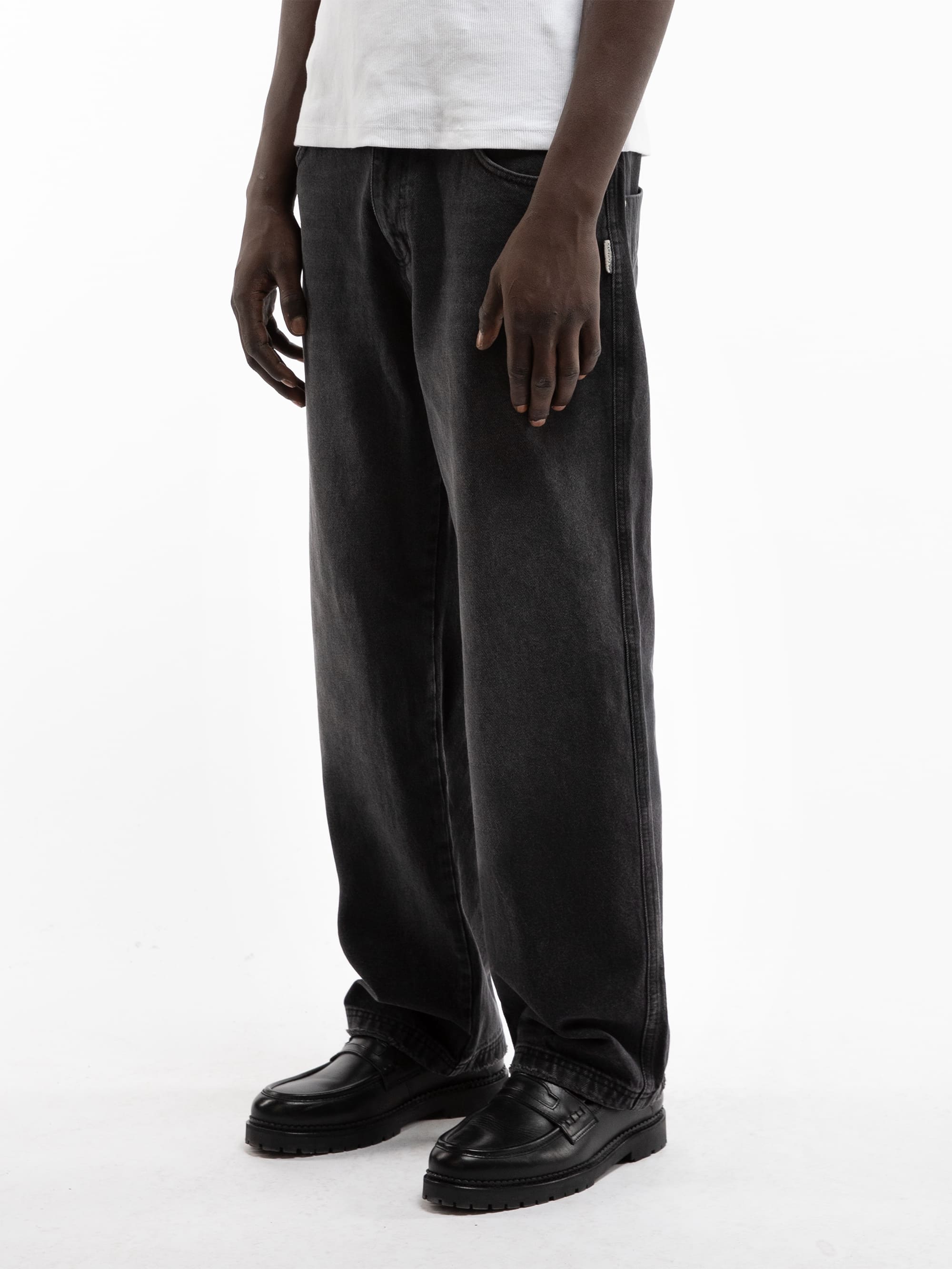 ESSENTIAL STRAIGHT FIT DENIM - WASHED BLACK