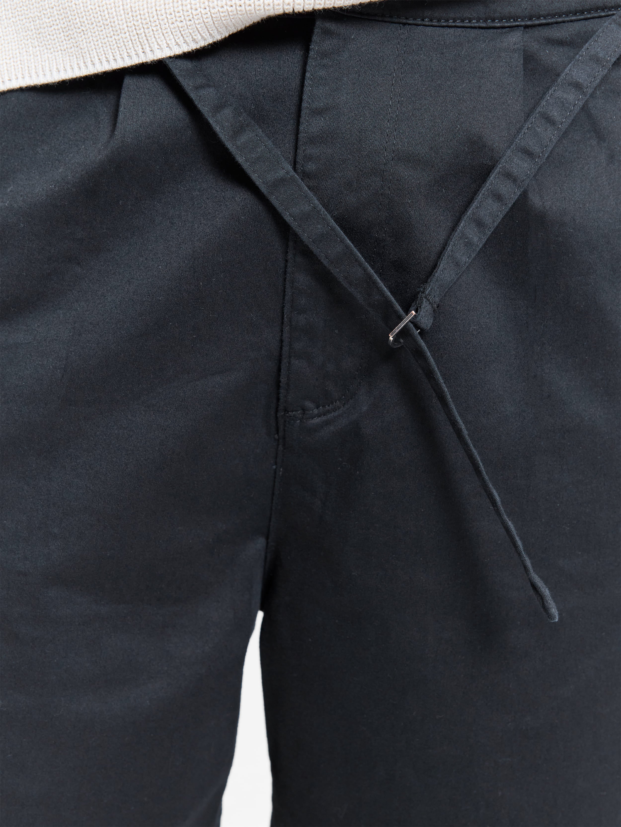 PLEATED CHINO SHORTS - BLACK