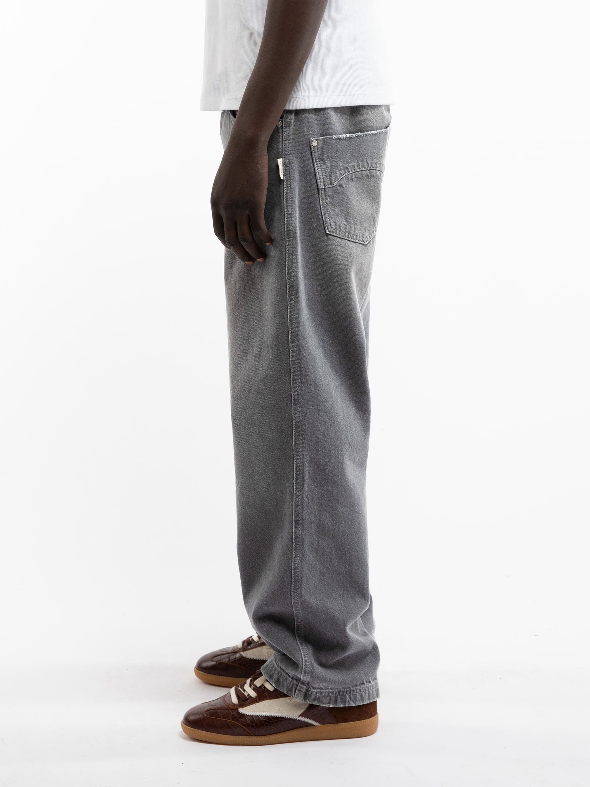 ESSENTIAL STRAIGHT FIT DENIM - WASHED GREY