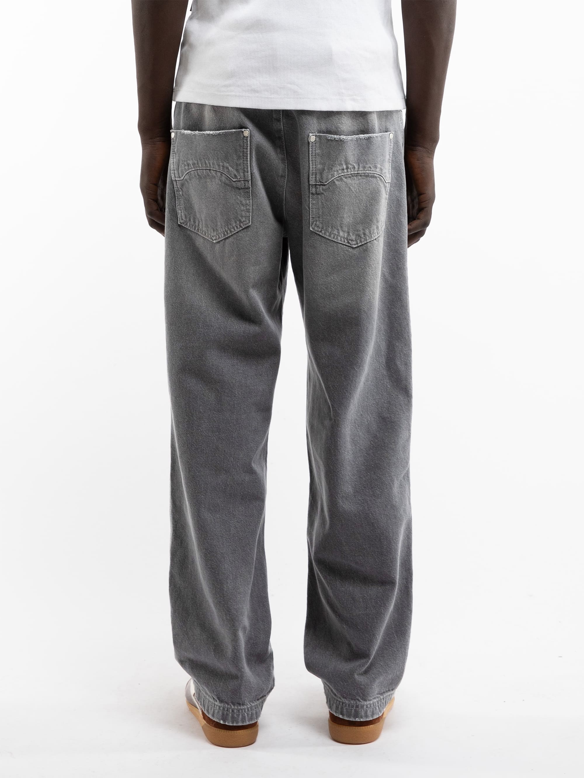 ESSENTIAL STRAIGHT FIT DENIM - WASHED GREY