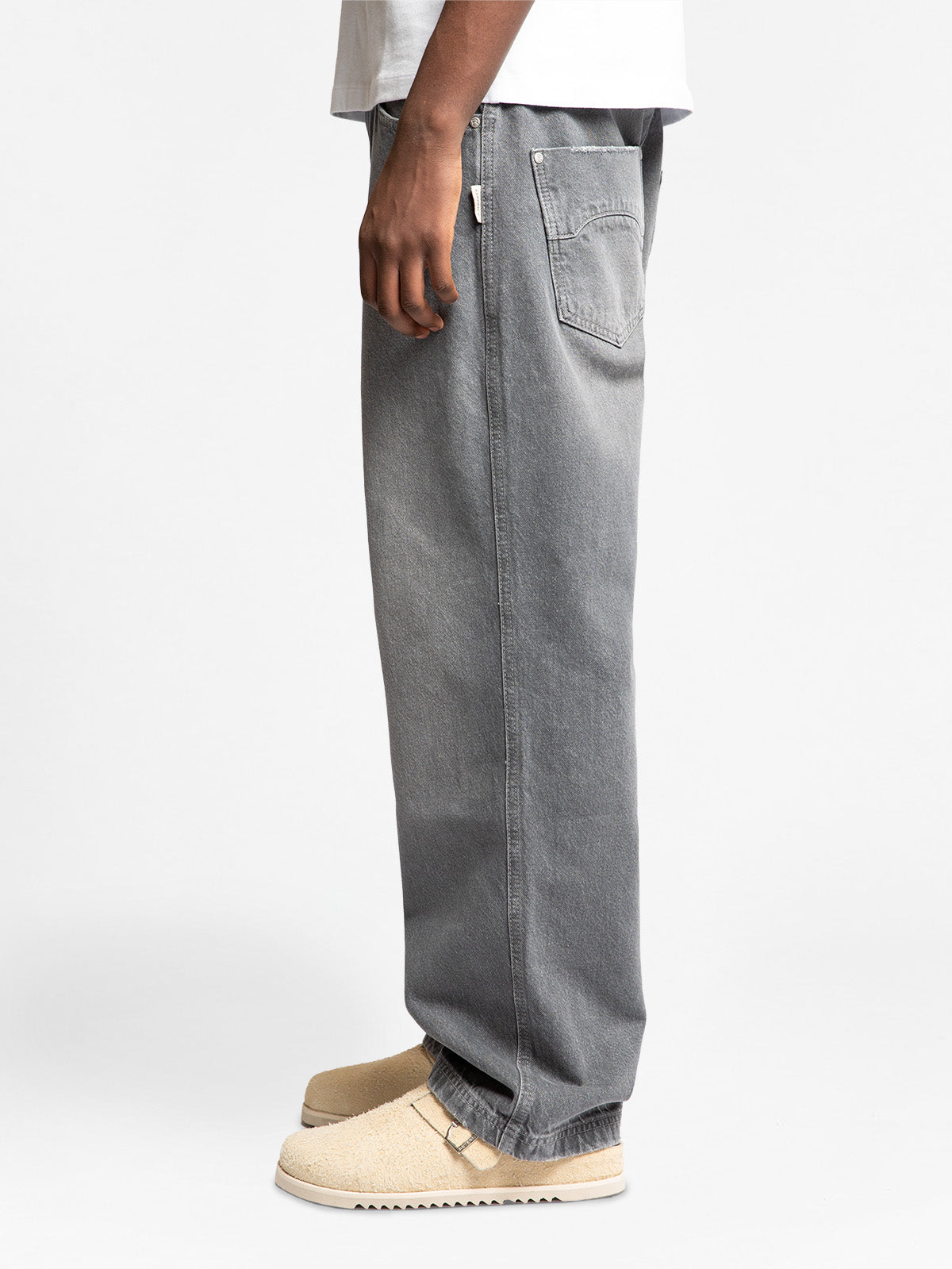 ESSENTIAL STRAIGHT FIT DENIM - WASHED GREY