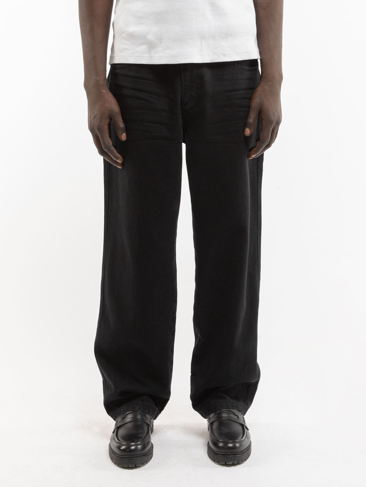 ESSENTIAL STRAIGHT FIT DENIM - DEEP BLACK