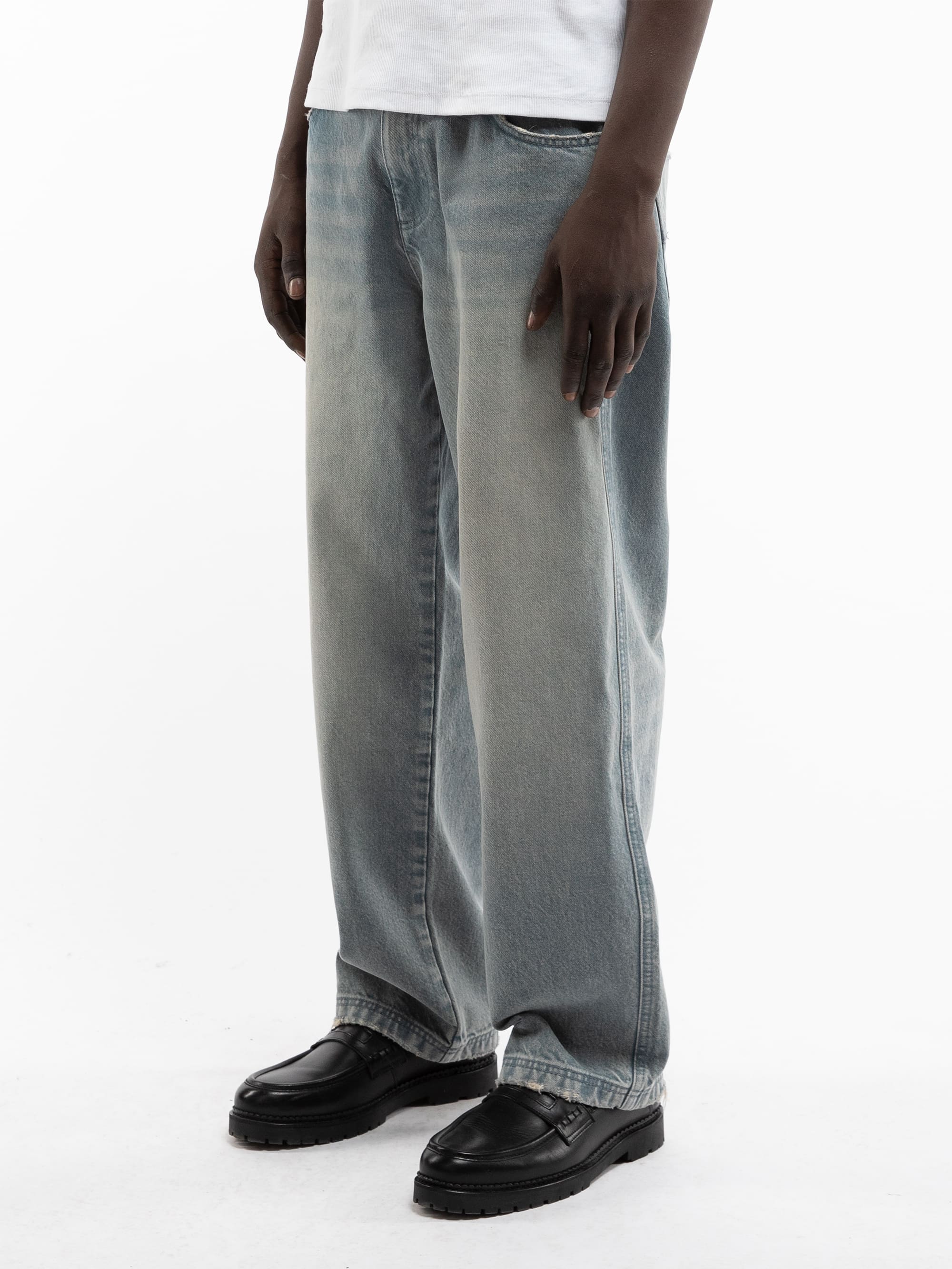ESSENTIAL STRAIGHT FIT DENIM - LIGHT BLUE