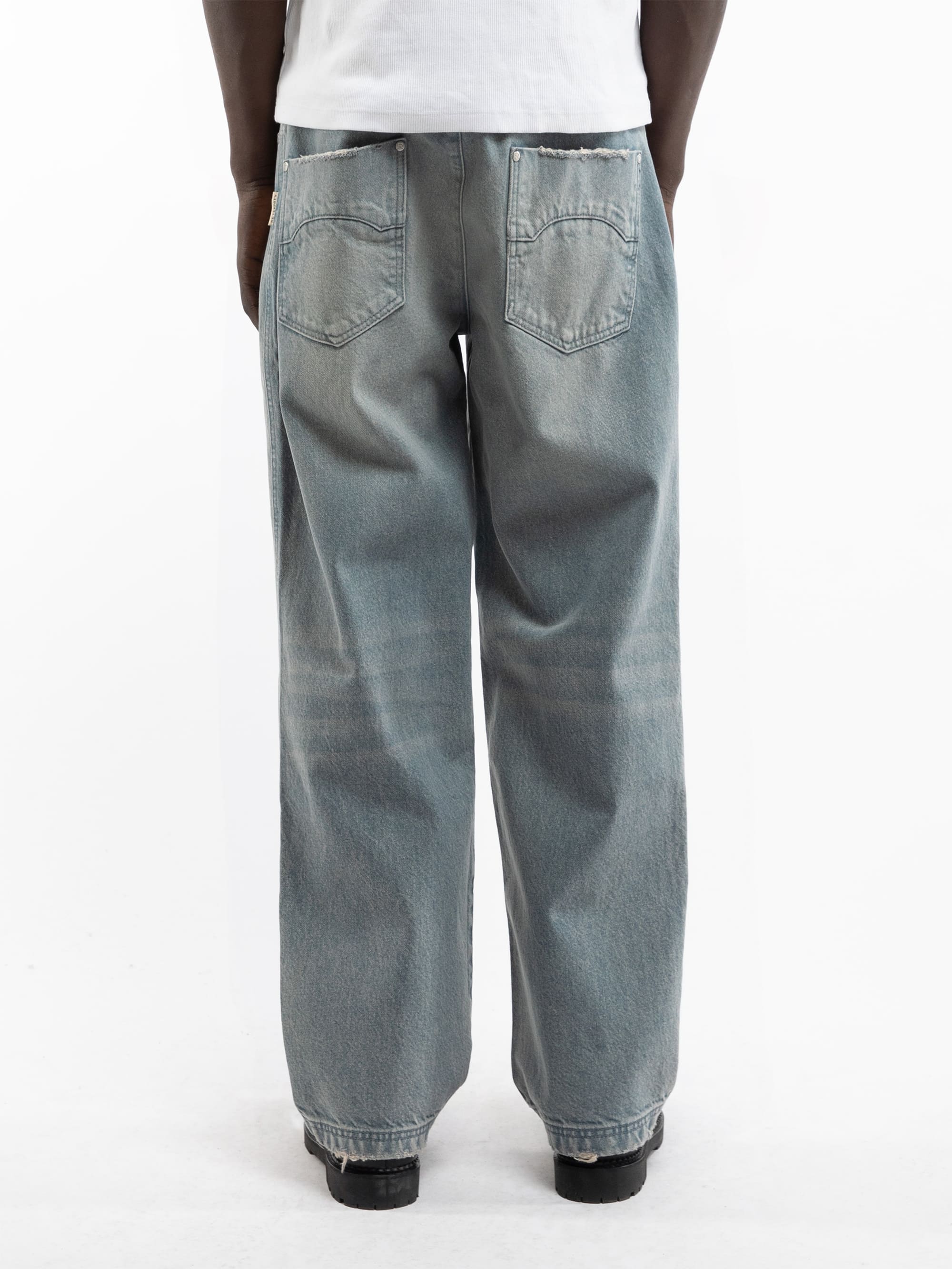 ESSENTIAL STRAIGHT FIT DENIM - LIGHT BLUE