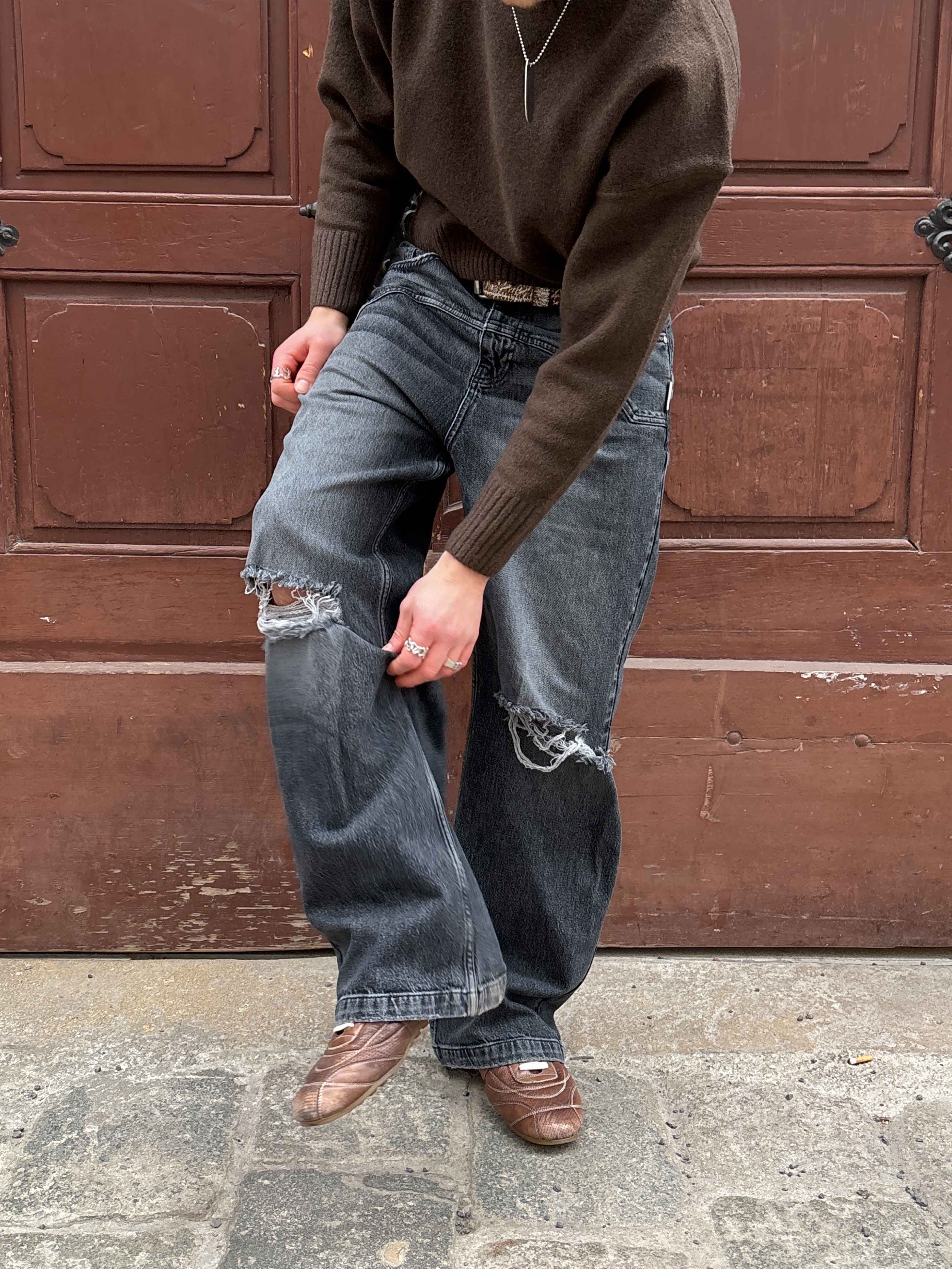 DESTROYED TROU DENIM - WASHED GREY