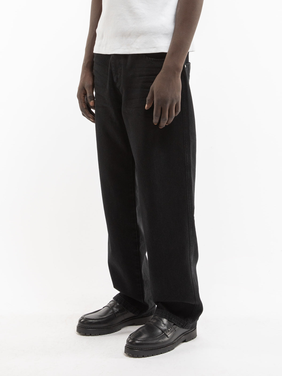 ESSENTIAL STRAIGHT FIT DENIM - DEEP BLACK